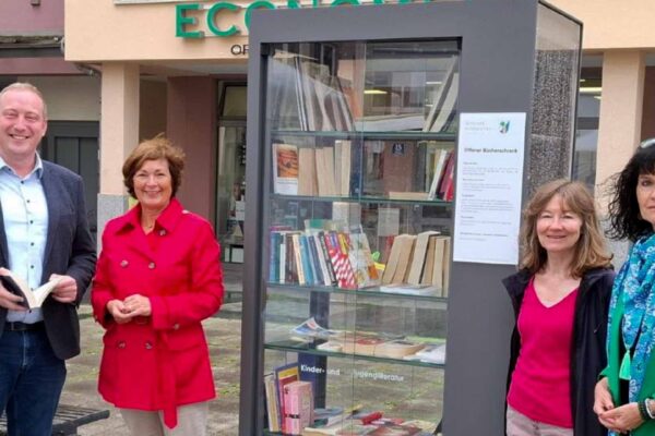 Neuer öffentlicher Bücherschrank am Marktplatz in Baldham
