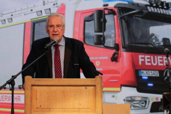 Bayerns Innenminister Joachim Hermann besucht Feuerwehr Grasbrunn