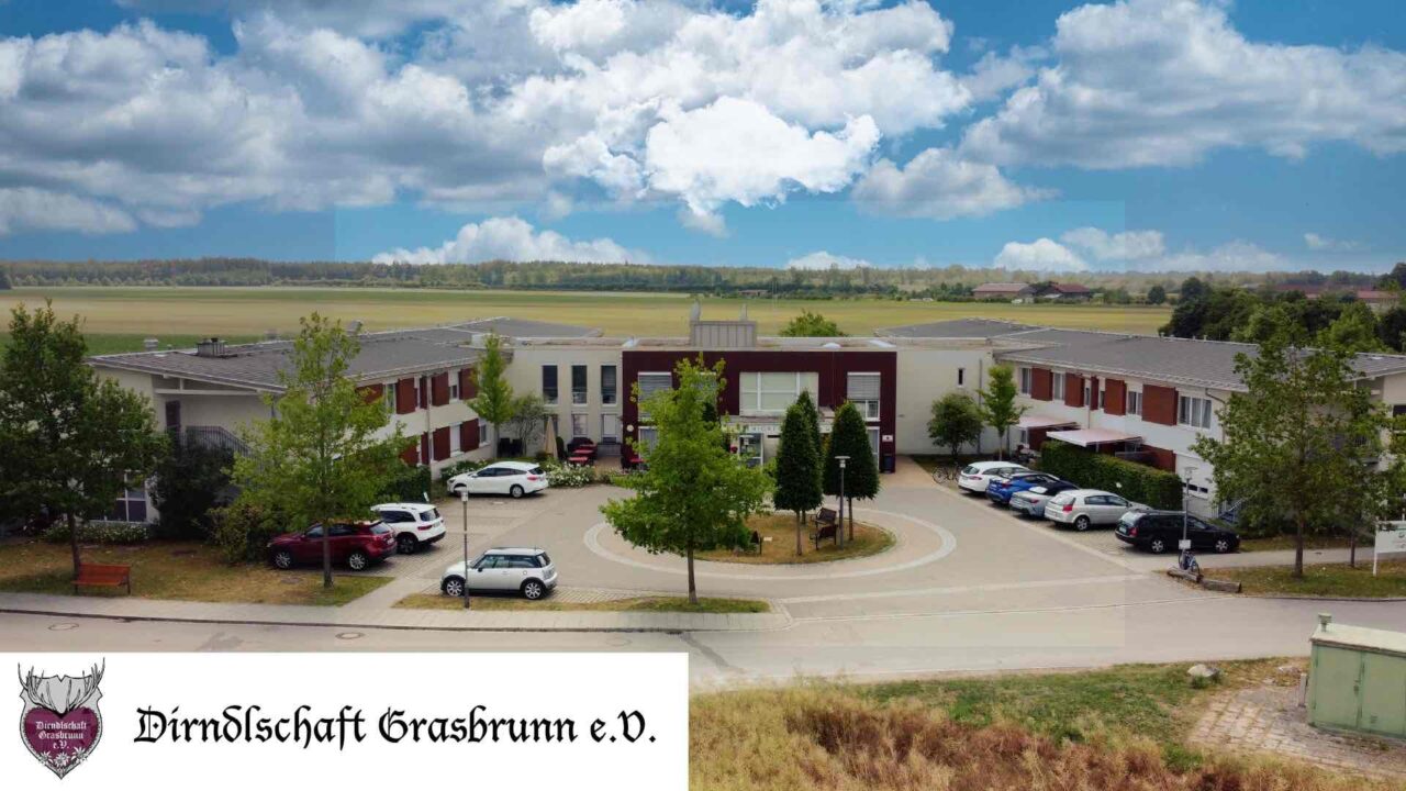 Kaffee und Kuchen am Seniorenzentrum mit der Dirndlschaft Grasbrunn